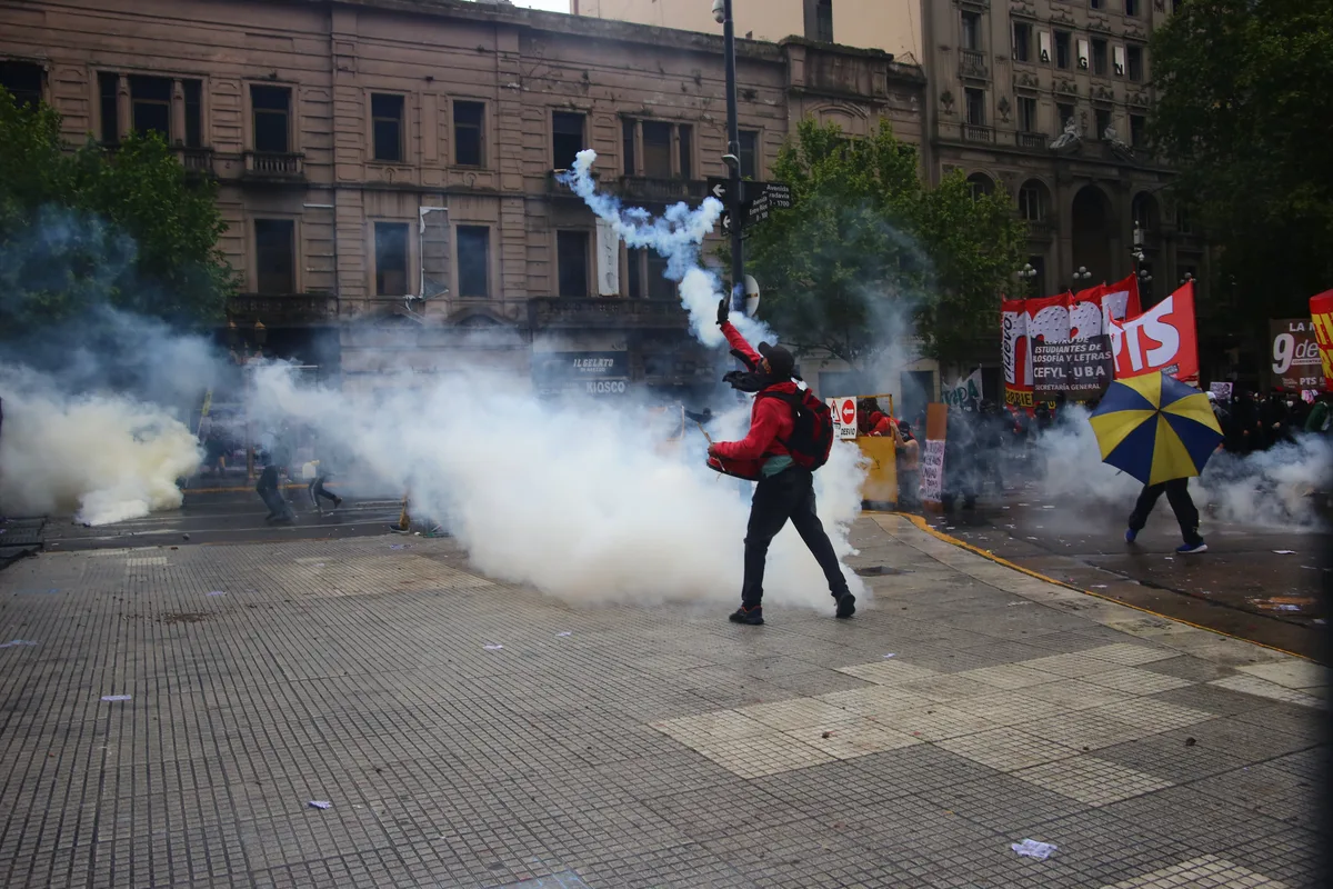 Graves incidentes en el Congreso: tras la fallida sesión, Gendarmería detuvo a 31 manifestantes y desalojó la plaza