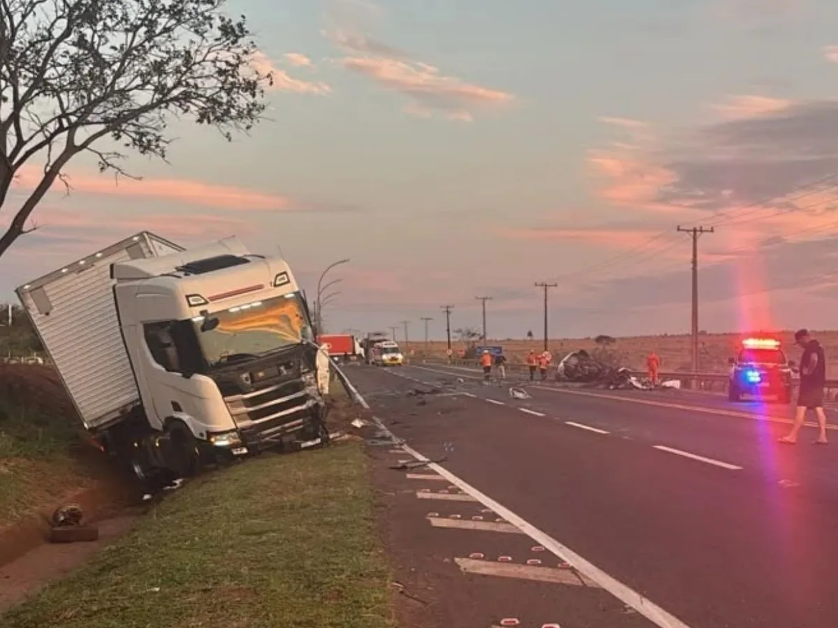 Motorista morre após colisão entre carro e caminhão na BR-163
