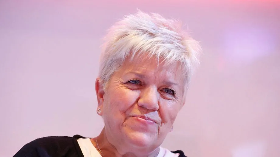 "Je ne remarcherai pas" : Mimie Mathy, atteinte du syndrome de la queue de cheval, se confie sur sa vie en fauteuil