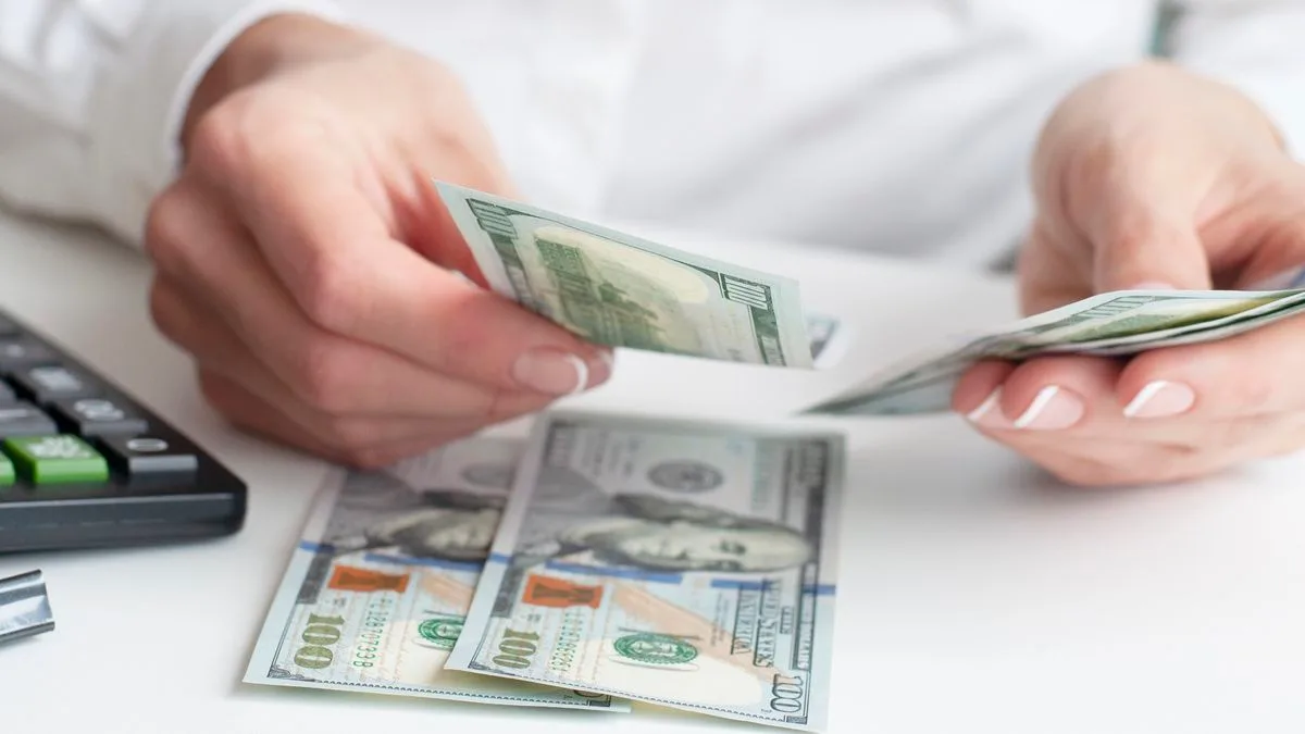 El dólar mayorista cotiza cerca de los $1.500 y el Gobierno mantiene la intervención sobre el tipo de cambio