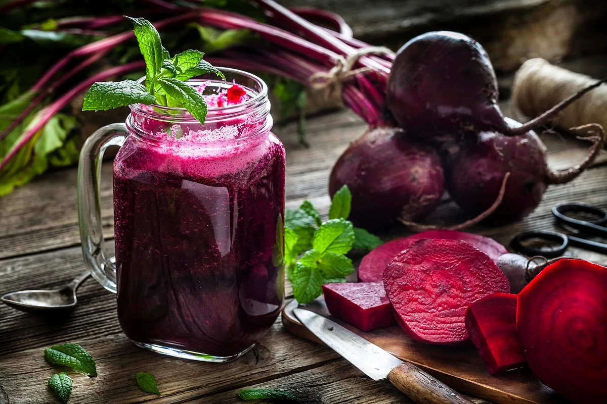 Suco de beterraba e água de coco ajuda a "construir" músculos; veja receita