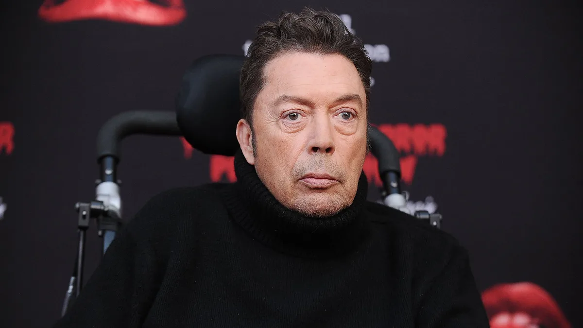 El derrame cerebral que cambió la vida de Tim Curry: “Mi cráneo fue destrozado para salvarme”