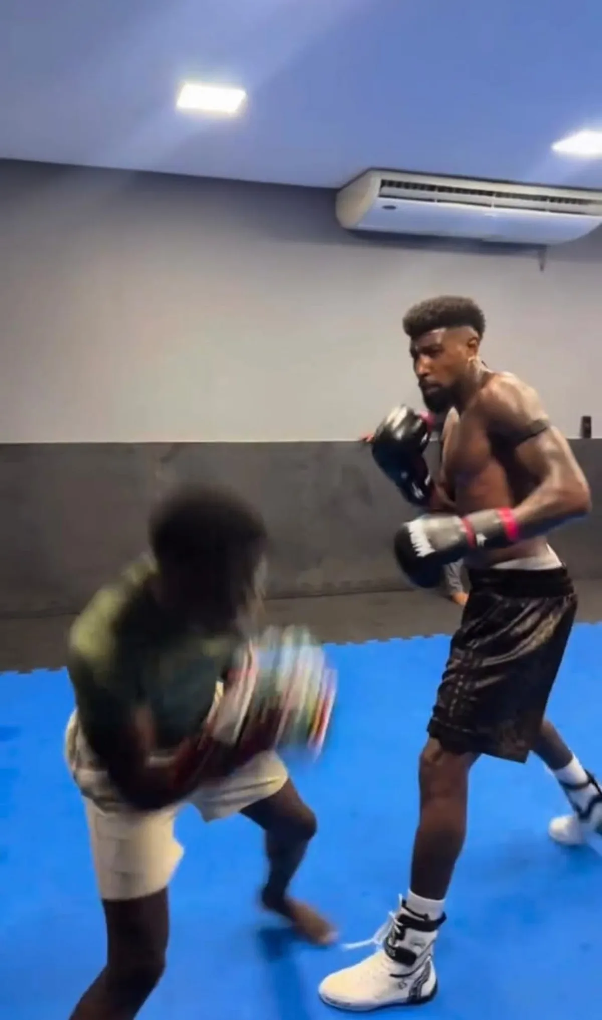 Royal, do Flamengo, explica treino de boxe e brinca com pugilista sósia do Pulgar: "Não chega igual"