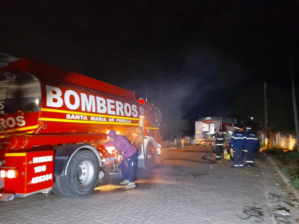 Un incendio arrasó con una casa en Córdoba: dos mujeres terminaron gravemente heridas por las quemaduras