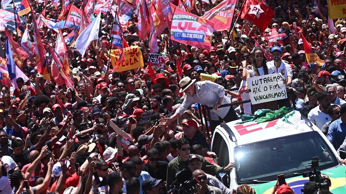 Lula em campanha sem panfletos nem pedidos de voto