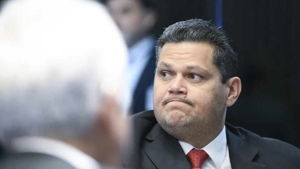 Alcolumbre sinaliza que não pautará impeachment de Moraes e cita 109 pedidos contra STF