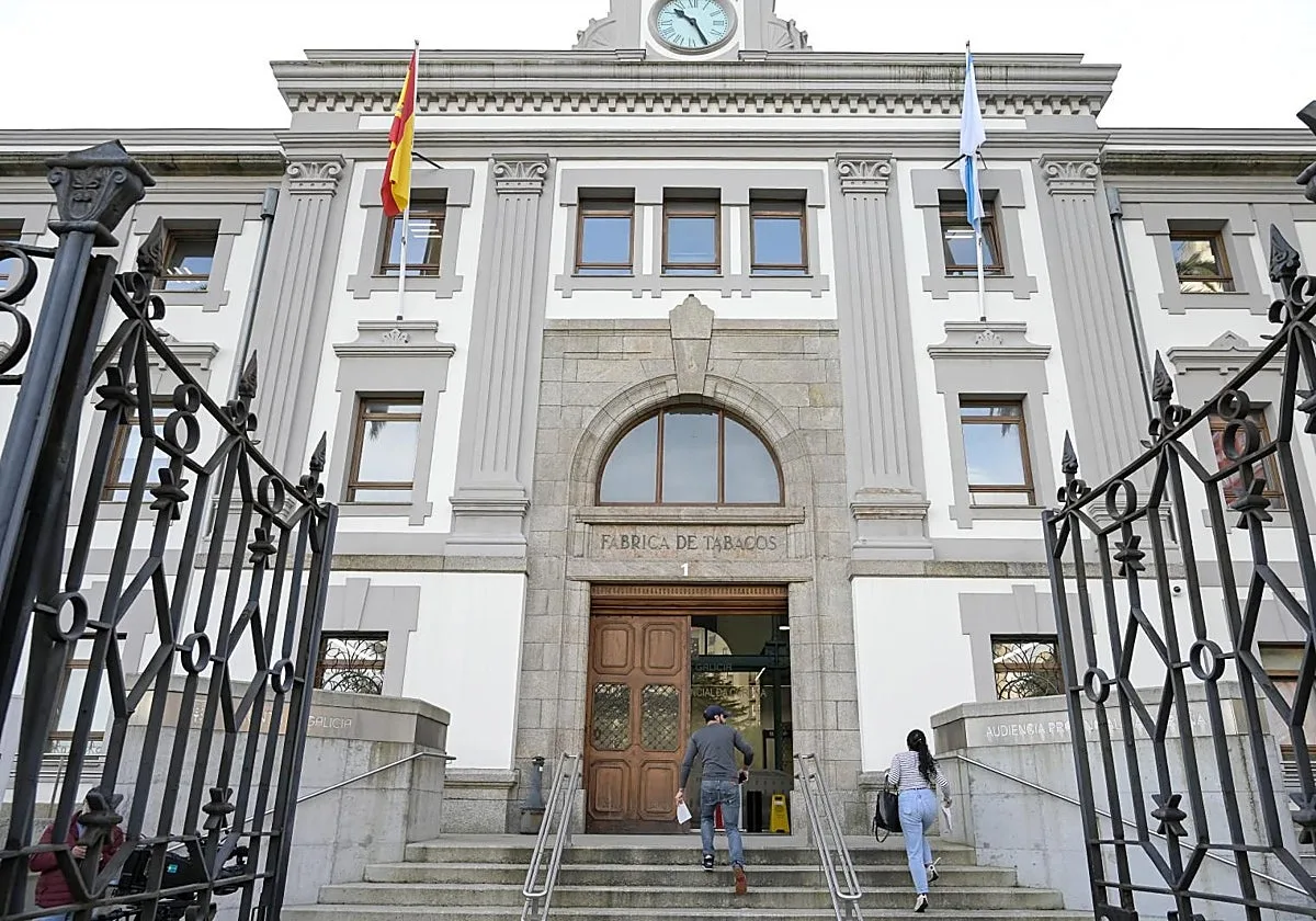 El septuagenario acusado de matar a su mujer en La Coruña lo niega, pero admite que la dejó toda la noche en el suelo