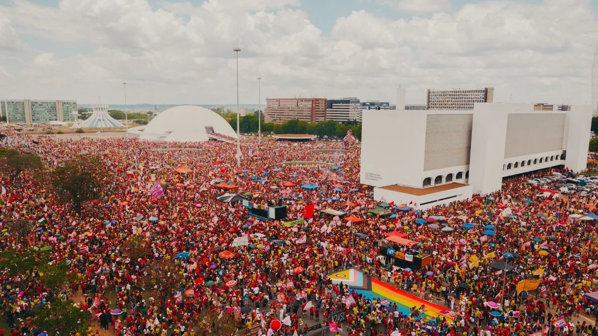 Reta final das eleições leva apoiadores de Lula às ruas de Brasília neste domingo (18); veja imagens