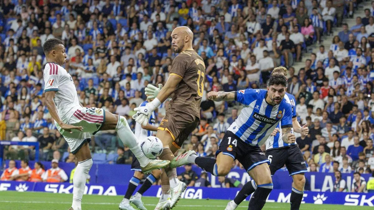 Cruel minuto 90 para el Espanyol y feliz debut para Espí, que evita el primer fiasco del Madrid