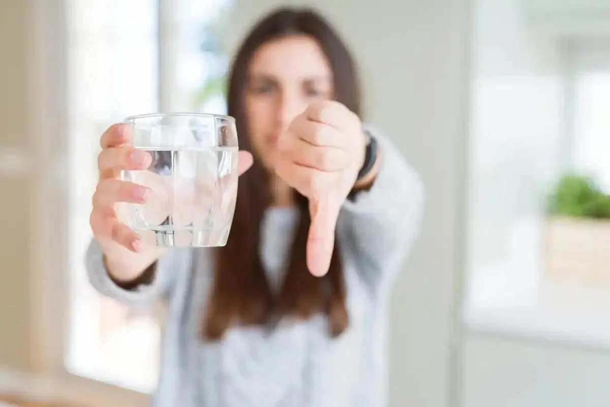 Silvia Gómez, experta en microbiota: “Beber un vaso de agua al despertar activa reflejos en el cuerpo”