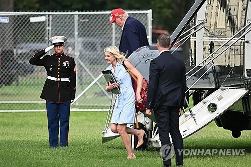'트럼프 애착담요' 문고리 참모 누구길래…백악관 총력방어