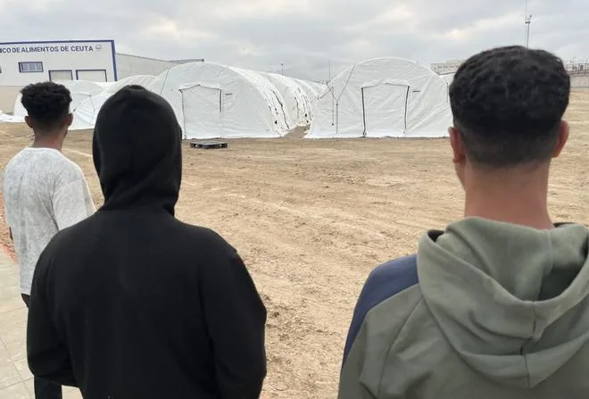 Así es el campamento para acoger migrantes en Ceuta: carpas hinchables, tarimas y 16.000 metros cuadrados para un millar de personas