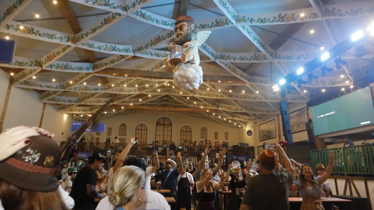 Novo espaço da Oktoberfest Blumenau inspirado nas tradicionais tendas alemãs deixa de cobrar taxa extra de R$ 8 e muda acesso dos visitantes