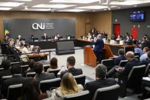 CNJ mantém afastamento de juiz flagrado bebendo e fumando em audiência