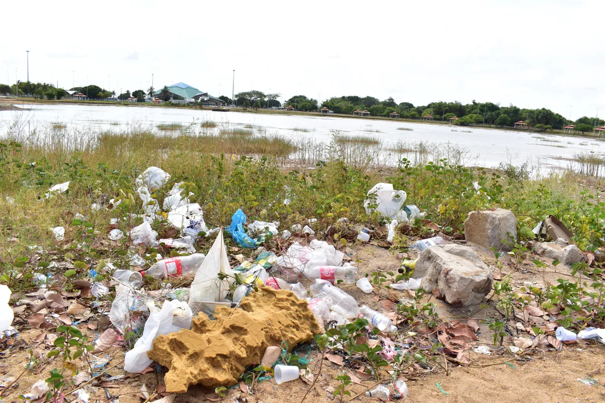 Lixo se acumula ao redor do Lago dos Americanos, no Parque Anauá