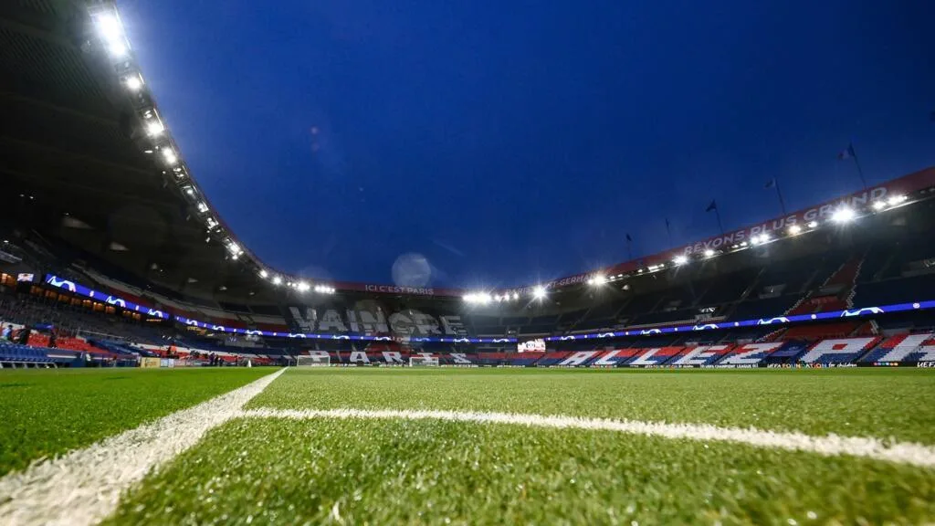 Após problemas por conta do calor, Parque dos Príncipes ganha novo gramado para receber PSG x Monaco