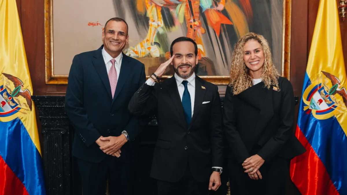 Abelardo de la Espriella posesionó a Carlos René Montoya como nuevo presidente de Colpensiones: así se registró el momento