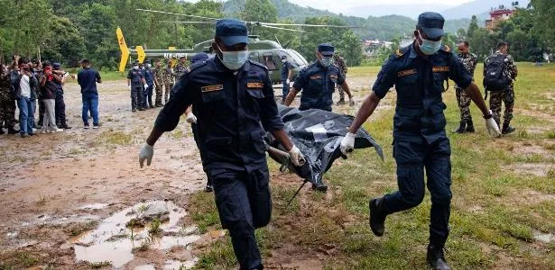 Nepal enterra vítimas sem identificação para evitar riscos com decomposição