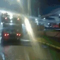 Caminhão de lixo pega fogo e vai parar em quartel dos bombeiros