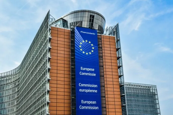 ChatGPT, Roblox e Redit ganham usuários na Europa e passam a ser submetidos ao DSA