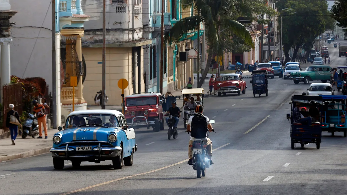Cuba liberaliza sistema empresarial e abre concursos públicos a privados