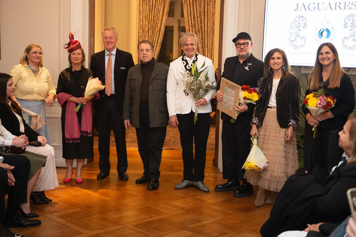 La Embajada Británica fue escenario de una espectacular pasarela de diseño argentino: cuando lo ancestral se convierte en contemporáneo