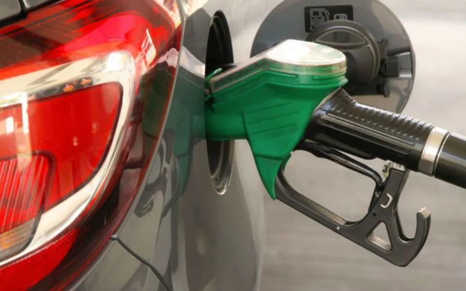 Preço eficiente sobe para 2,021 euros na gasolina e 2,115 euros no gasóleo, diz ERSE