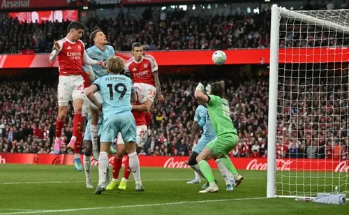Referees chief Webb wants clamp-down on Premier League set-piece grappling