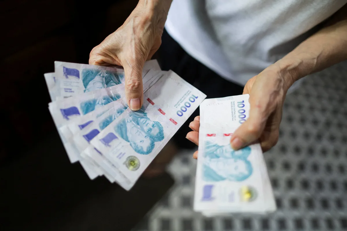 El Gobierno impulsa un salario mínimo garantizado de más de $1 millón en las negociaciones paritarias