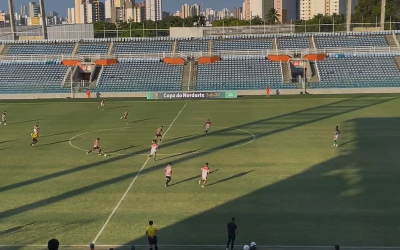 Jogador marca golaço de antes do meio-campo em vitória do Ferroviário no sub-20