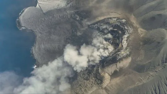 Columnas de ceniza del volcán Anak Krakatoa superaron los 15 kilómetros de altura y amenazan la seguridad de los aviones en Indonesia
