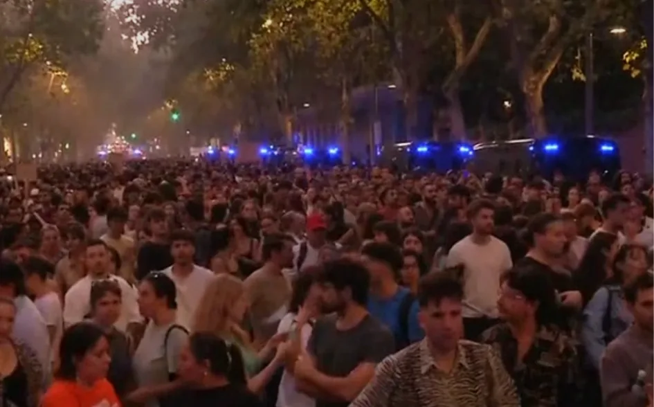 Cientos de personas reclaman en Madrid el "ático de Ayuso" para Maricarmen, la anciana desahuciada