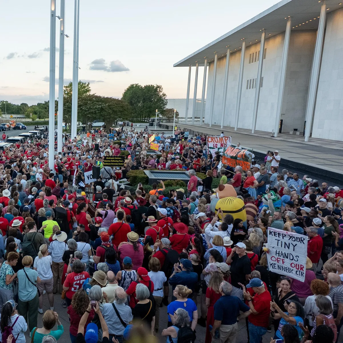 Washington - Trump-Kritiker demonstrieren gegen drohenden Abriss des Kennedy Centers