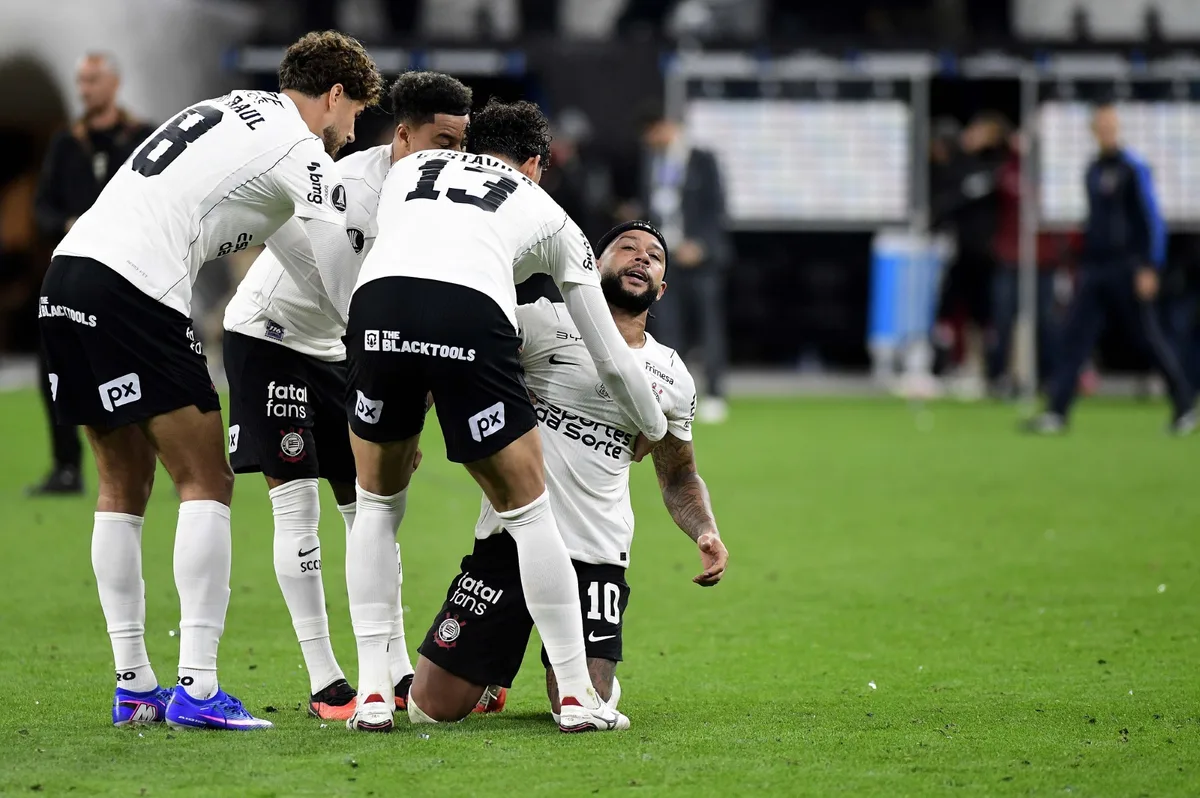 Memphis perde pênalti em eliminação do Corinthians e é vaiado; veja reações do jogador