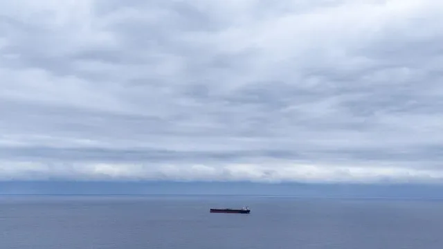 Roménia confirma oito desaparecidos após incêndio em navio no mar Negro