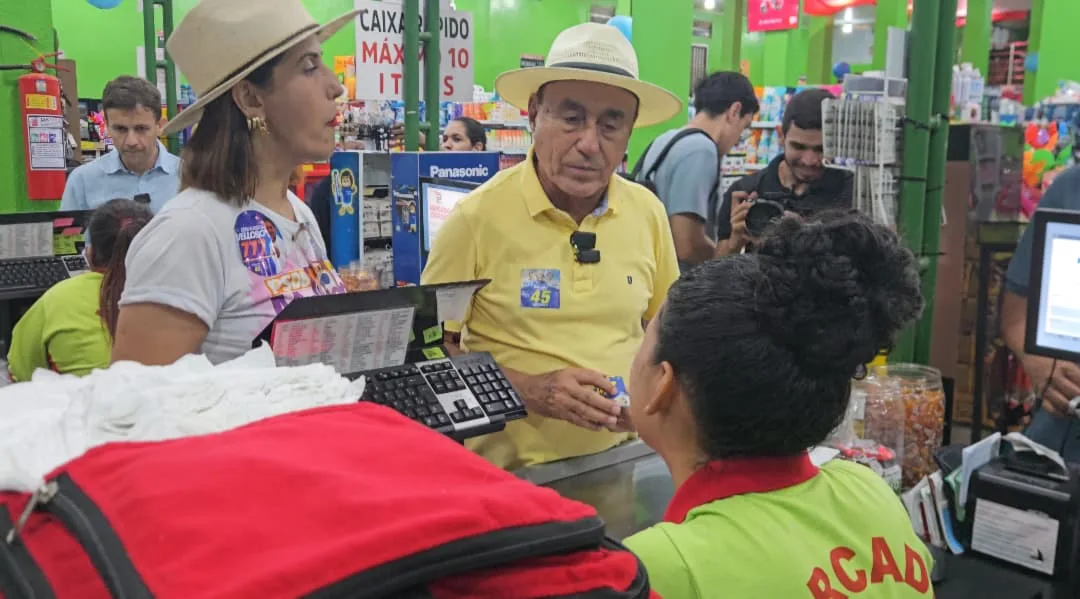 Mesmo sob forte chuva, Bocalom e Eduardo Velloso visitam comércios e reforçam modelo de desenvolvimento de Acrelândia