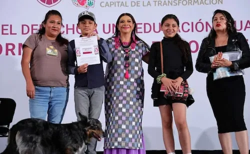 Clara Brugada entrega apoyos para uniformes y útiles escolares; se suman 90 mil estudiantes al esquema