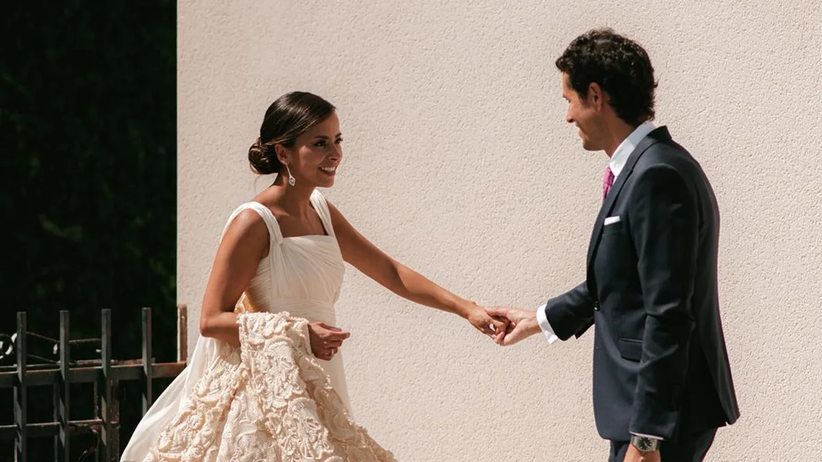 Teresa, la novia que se casó en una antigua fábrica de ladrillo en Segovia y cambió el velo por una espectacular capa desmontable bordada a mano