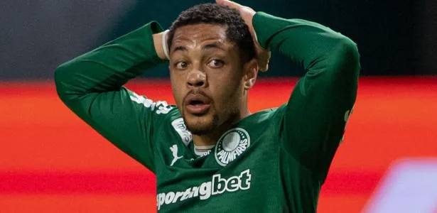 Lavieri: Abel provoca Vitor Roque para ver se ele responde no Palmeiras
