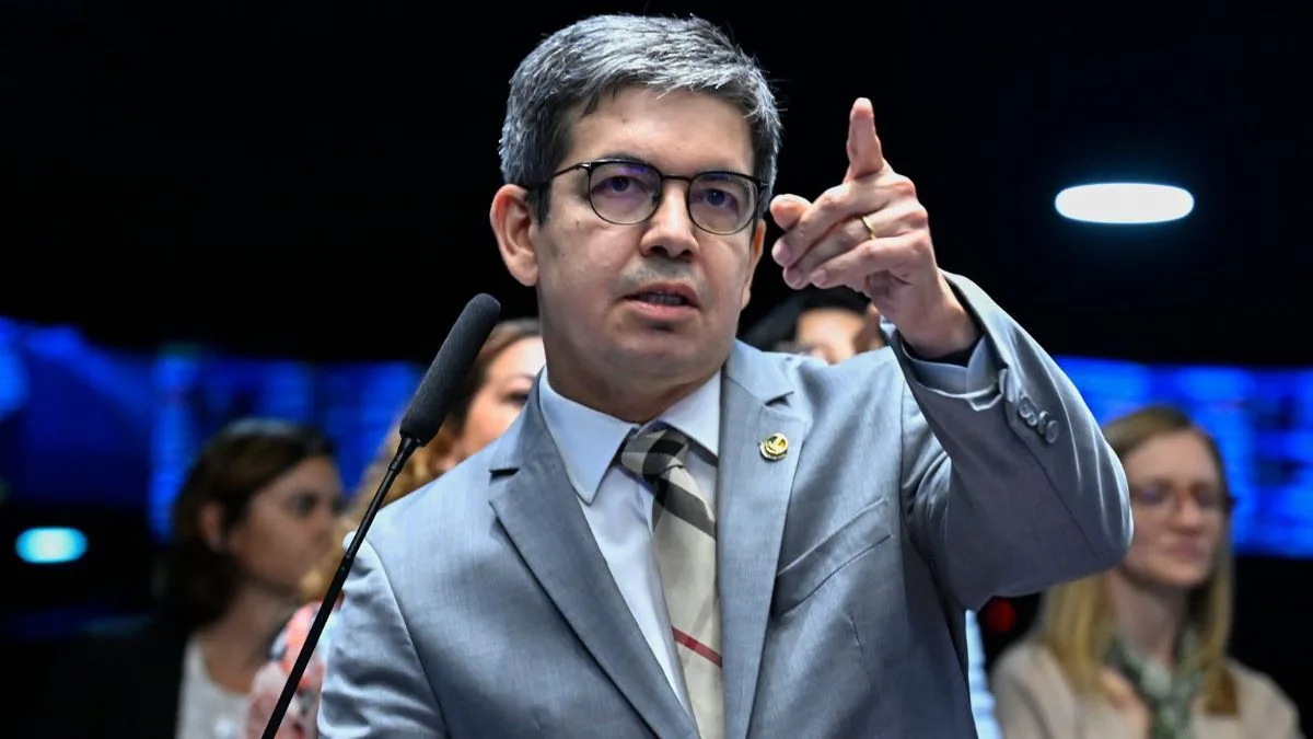 Randolfe acusa Flávio Bolsonaro de liderar obstrução contra votação da PEC 6×1