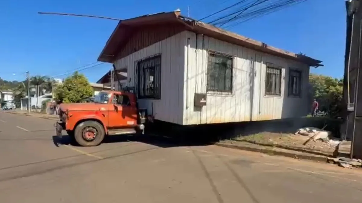 VÍDEO: casa é transportada inteira e 'estacionada' em novo terreno no Paraná