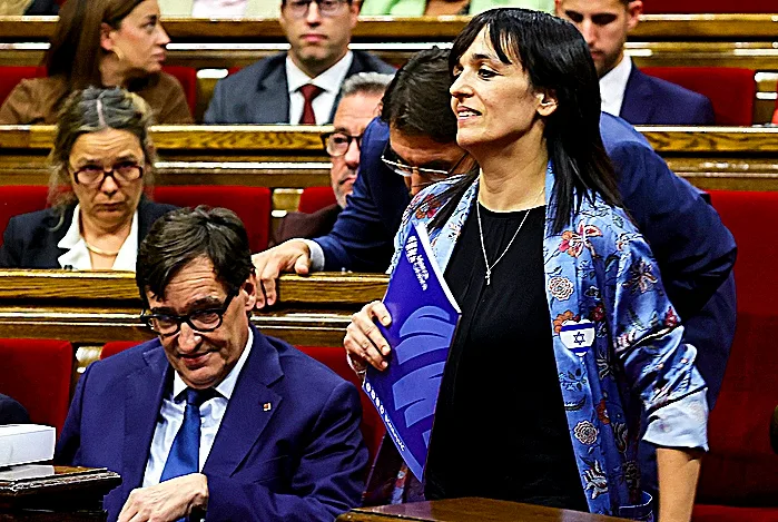 Aliança se dispara como segunda fuerza en Cataluña: el partido ultra lideraría la mayoría independentista mientras que Salvador Illa cae 11 escaños
