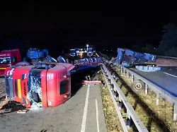 Fahrer und Sohn verletzt: Laster mit Kran kippt in NRW um - Autobahn gesperrt