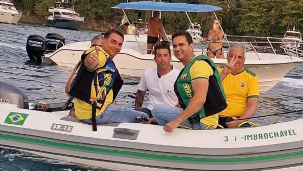 Moto aquática dos Bombeiros é atingida em ato de Flávio Bolsonaro
