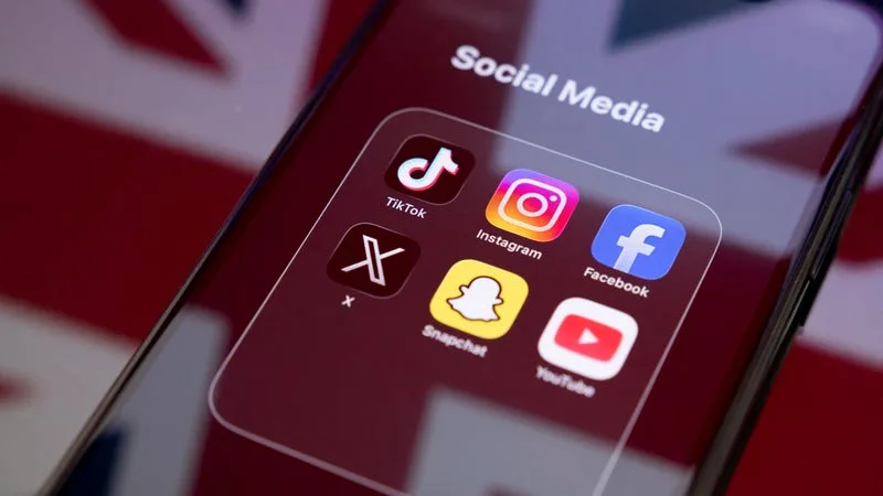 La Californie renforce ses lois sur la protection des enfants en ligne et interdit aux réseaux sociaux de déployer des fonctionnalités jugées addictives auprès des moins de 16 ans