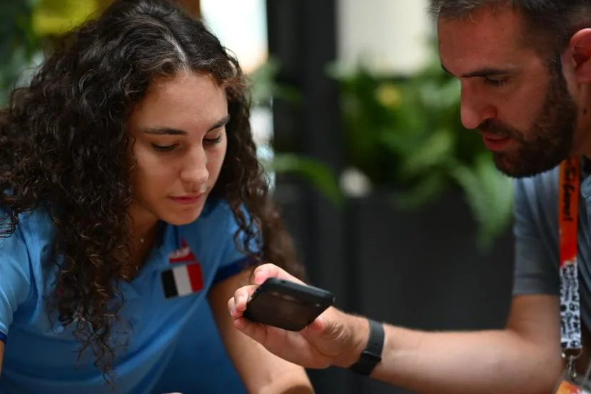 « J'ai déjà dormi jusqu'à 11 heures » : avant le début de la Coupe du monde, Carla Leite présente l'application pour lutter contre le jet-lag gérée par le staff médical des Bleues