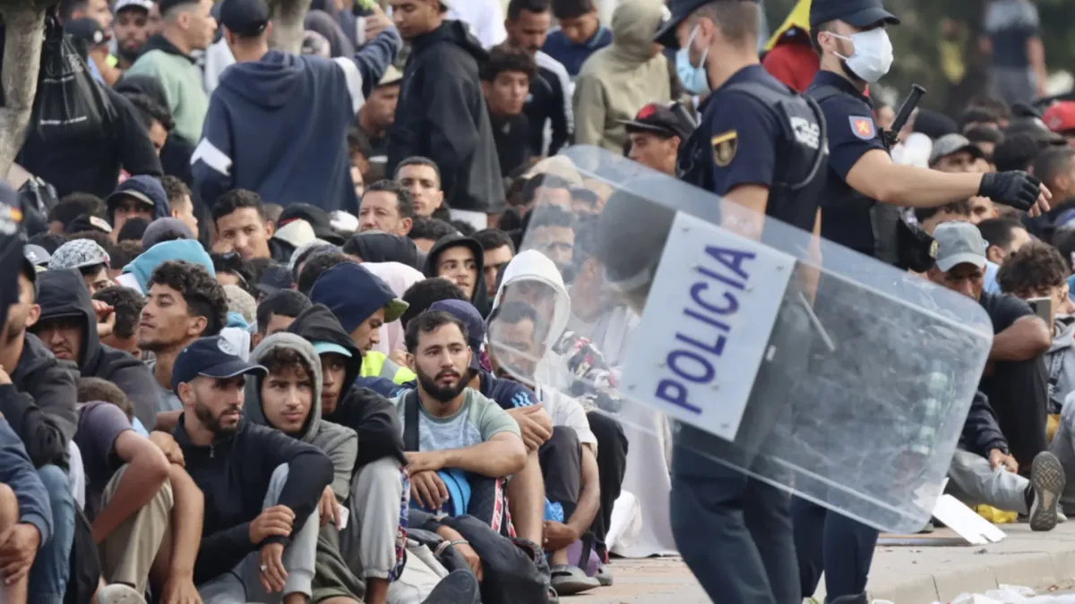 La Policía interviene en Ceuta con disparos al aire para contener a los inmigrantes que quieren acceder a Loma Colmenar