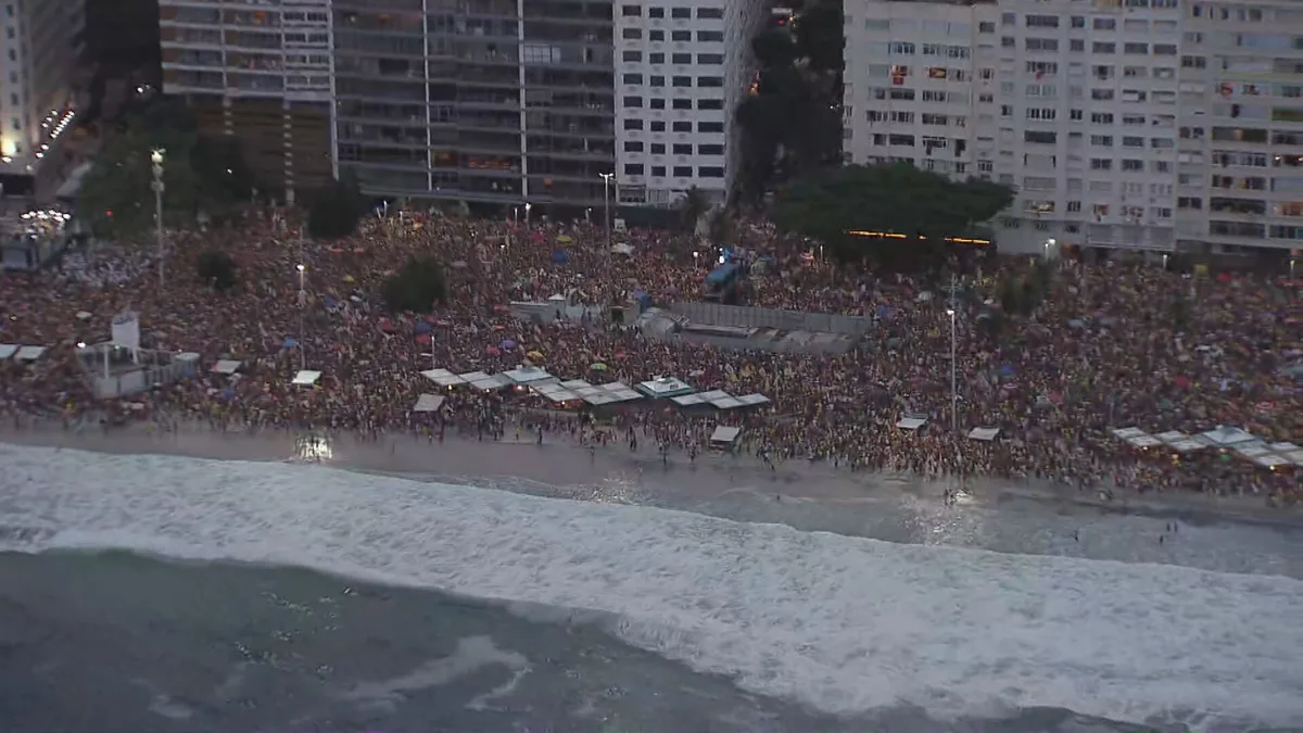 Apoiadores de Lula protestam em ato com Caetano Veloso, Djavan, Jorge Vercillo e outros artistas em Copacabana