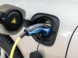 Umweltschädlicher als gedacht: Viele Autofahrer nutzen E-Antrieb ihrer Hybrid-Autos nur selten
