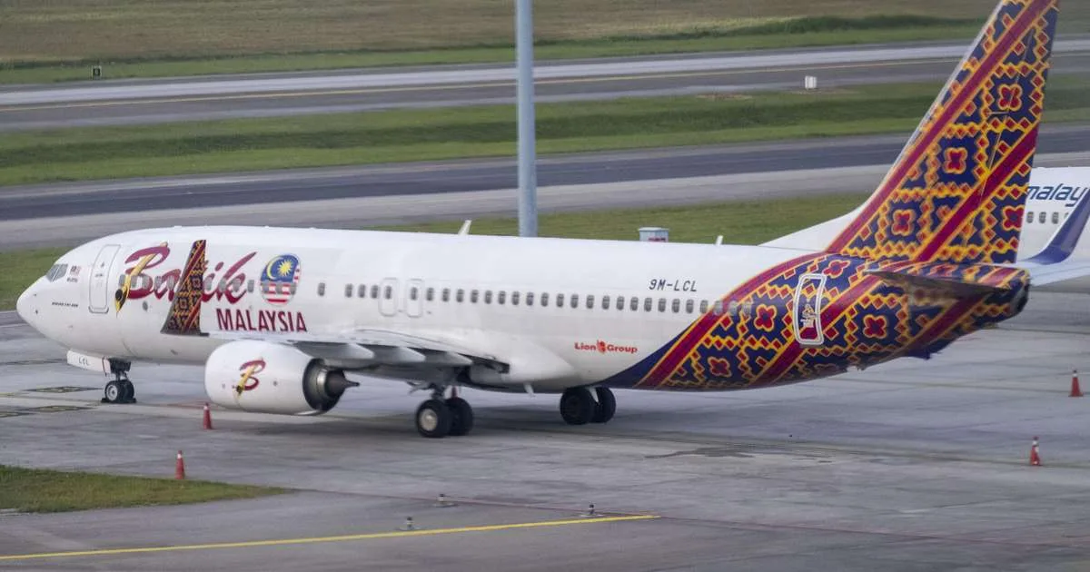 Homem é preso após tentar abrir saída de emergência de avião durante voo